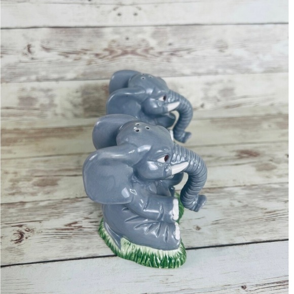 Retro baby elephant salt and pepper shakers/ dining /kitchen decor - Picture 6 of 10